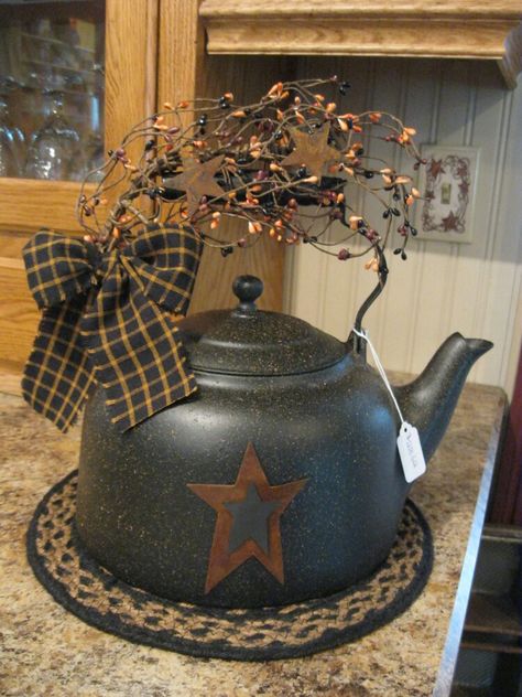 Primitive Decor Ideas, Primitive Decorations, Primative Decor, Primitive Kitchen Decor, Primitive Homes, Primitive Home Decor, Prim Decor, Rustic Crafts, Tea Kettles