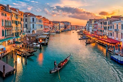 Venice gondolas to implement new restrictions due to overweight tourists Venice City, Living In London, Venice Travel, The Tourist, Grand Canal, Santa Lucia, Gdansk, Beautiful Buildings, Venice Italy