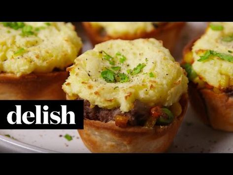 You will love this Muffin Tin Shepherds Pie Recipe and it's quick, easy and delicious. Be sure to watch the video tutorial too. Individual Cottage Pie, Irish Appetizers, Irish Stew Recipe, Shepherd Pie, Appetizer Easy, Scottish Food, Hp Sauce, Shepards Pie, Super Salads