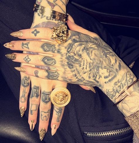 All gold everything...  @cartier @versace_official @yvynails Star Tattoos Hand, Jeffree Star Tattoos, Iris Nails, Tiger Hand Tattoo, Hand Tattoo Images, Tattoos Hand, Red Ombre Nails, Neutral Nail Color, Girls Nail Designs