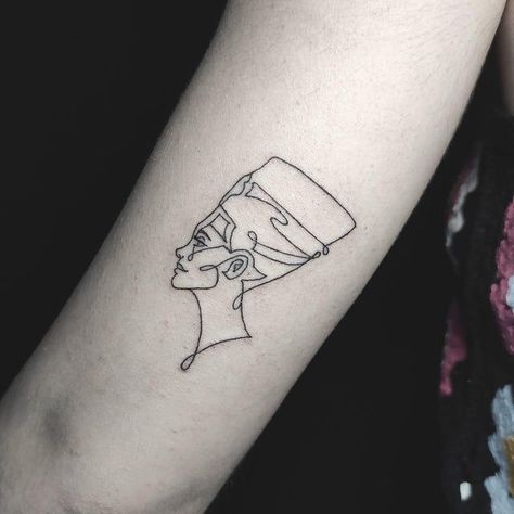 #tattoocommunity #tattoomodel #tattoopage #tattoomaster #tattooartistmag #tattoorose #tattooeyebrows #tattoocolor Nefertiti Tattoo, Internal Beauty, Cute Tats, Tattoo Master, Eyebrow Tattoo, Tattoo Model, Minimal Tattoo, Rose Tattoos, Finger Tattoos