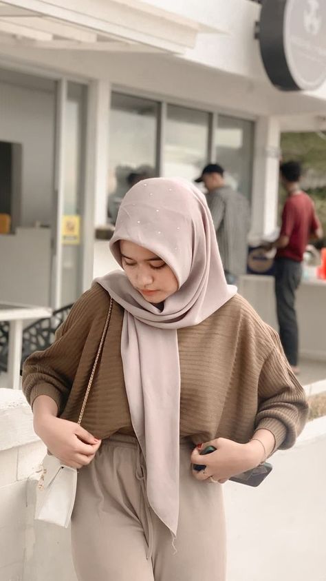 Ootd Sweater Oversize Hijab, Ootd Sweater Rajut, Outfit Sweater Oversize, Kemeja Outfit, Ootd Jaket, Overall Hijab, Spill Ootd, Sweater Hijab, Ootd Hoodie