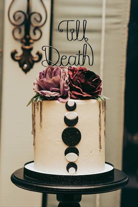 23 Fall Wedding Cakes Perfect for an Autumnal Celebration - WeddingWire Fall Wedding Cake Ideas, Unique Fall Wedding, Fall Wedding Cake, Halloween Wedding Cakes, Witch Wedding, Dark Wedding Theme, Pagan Wedding, Halloween Themed Wedding, Moon Wedding