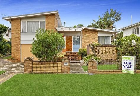 1960s time capsule in Brisbane, Queensland, Australia on http://www.wowhaus.co.uk 1960s House Renovation, Streamline Moderne Architecture, 1960 House, 60s Home Decor, 1960s Home Remodel, Country Home Exterior, Brick House Designs, 60s Home, 1960s House