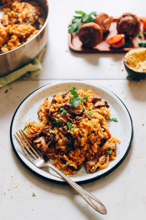 shiitake mushroom risotto Filet Mignon Chorizo, Shiitake Mushrooms Recipes, Mushroom Vegan, Vegan Risotto, Vegetarian Thanksgiving Recipes, Dinner Delicious, Whole Roasted Cauliflower, Vegetarian Thanksgiving, Minimalist Baker