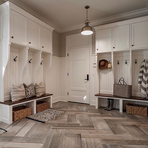 Mudroom goals! By Hendel Homes #interiordesign Farmhouse Organization, Laundry Shelf, Transitional Entry, Mud Room Entry, Bench Entryway, Mudroom Ideas, Mudroom Entryway, Mudroom Decor, Mudroom Laundry Room