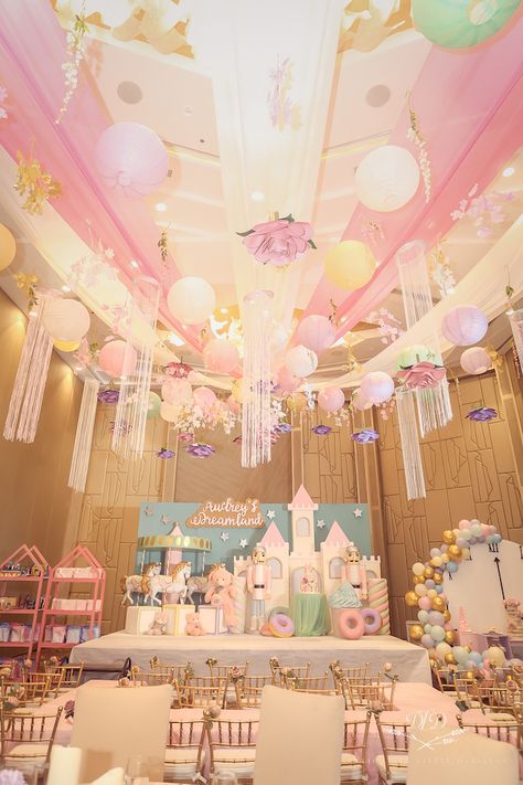 Dreamland Party Theme, Dreamland Party, 7th Birthday Party For Girls, Dreamland Aesthetic, Dinner Party Vibes, Princess Yasmin, Aesthetic Dinner Party, Princess Theme Cake, Disney Party Decorations