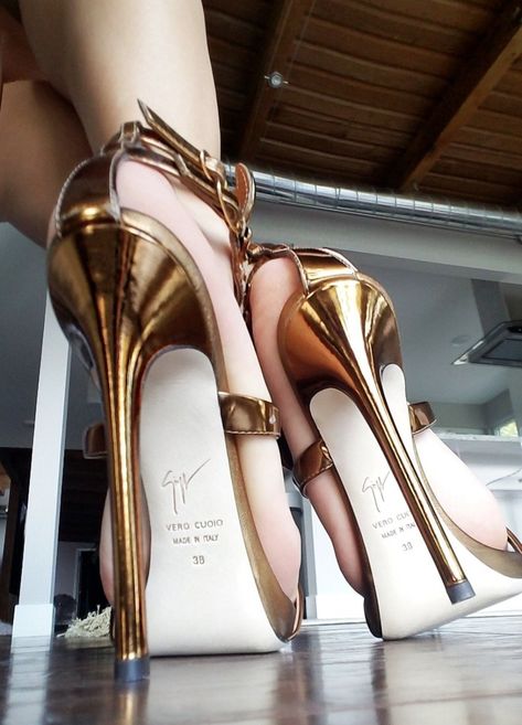 Hak Tinggi, Gold High Heels, Beautiful High Heels, Heels Stilettos, Dark Feminine, Hot Heels, Killer Heels, Stiletto Shoes, Stiletto Sandals