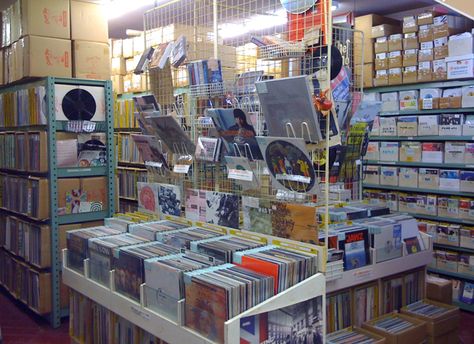 Japanese record stores are so perfect. Japanese Record Store, Rock N Roll Aesthetic, Vinyl Record Crafts, Vinyl Record Shop, Record Crafts, Record Stores, Japan Shopping, Cd Collection, Booth Displays