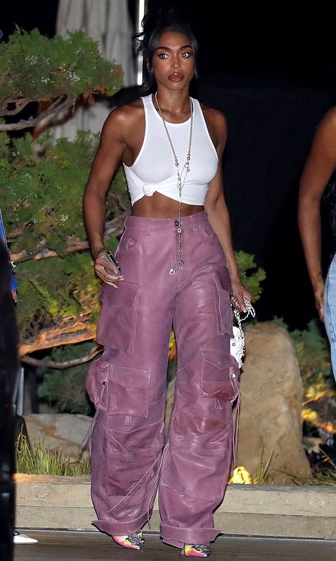 Women’s Urban Fashion, Miami Concert Outfit Ideas, Lauryn Hill Outfits Street Styles, Rnb Fashion Women, Urban High Fashion, Lauryn Hill Concert Outfit Ideas, Fashion Week Outfit Ideas Inspiration, Art Basel Miami Outfit 2023, Afrobeats Concert Outfit