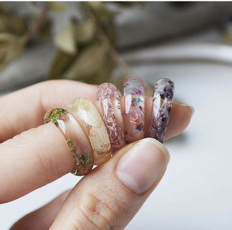 Seni Resin, Hand Jewelry Rings, Resin Crafts Tutorial, Pretty Jewelry Necklaces, Resin Jewelry Diy, Jewelry Accessories Ideas, Girly Accessories, Classy Jewelry, Resin Ring