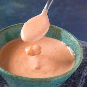 Sriracha Mayo Recipe, Best Burger Sauce, Hamburger Toppings, Hamburger Sauce, Juicy Lucy Burger, Sweet Sushi, Burger Sauces Recipe, Sushi Sauce, Bang Bang Sauce