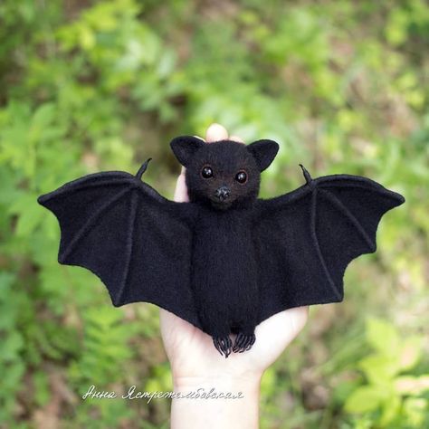 Amazingly Realistic Baby Bats Made Out of Wool Felted Halloween, Soft Toys Making, Baby Bats, Felt Halloween, Cute Bat, Needle Felting Projects, Art Daily, Needle Felted Animals, Felt Toys