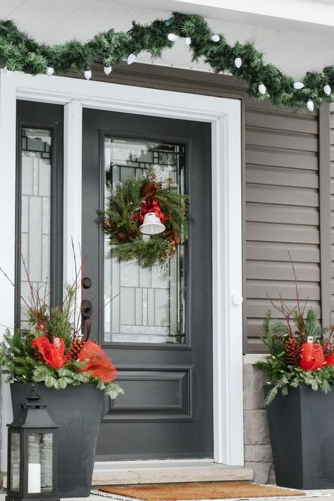 What does your front entrance look like? Do you have a door, a deck, a stoop, or a porch? No matter your entry, you can find creative ways to decorate it for the season. As you or your guests walk toward the entry of your home, create a festive atmosphere with these 6 easy front porch Christmas decorations. Small Porch Christmas, Small Porch Decorating Ideas, Front Porch Christmas Decorations, Porch Christmas Decorations, Small Porch Decorating, Small Porch, Christmas Decorating Ideas, Holiday Tablescapes, Small Front Porches