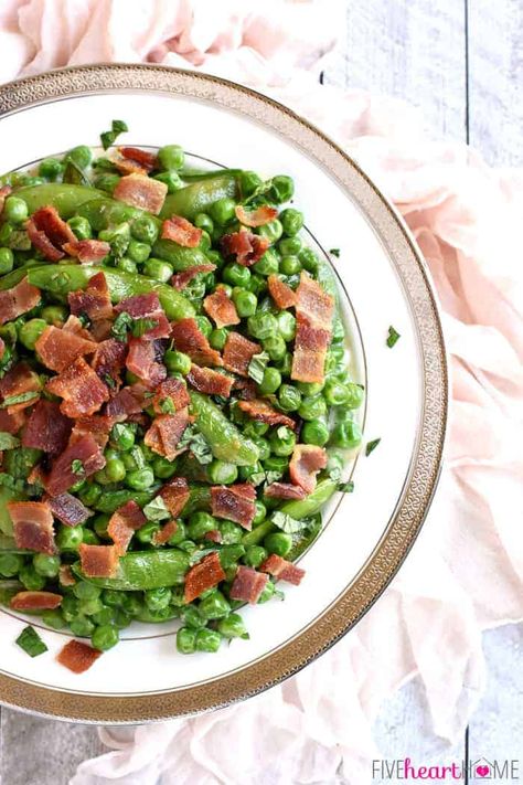 The ultimate Easter side dish, Creamed Peas with Bacon   Mint feature a delicious combo of flavors and textures from sweet green peas, fresh sugar snaps, salty bacon, a decadent cream sauce, and refreshing pops of mint! Peas With Bacon, Easter Side Dish, Easter Dinner Menus, Creamy Peas, Veggie Fried Rice, Creamed Peas, Easter Side Dishes, Easter Recipe, Spring Peas