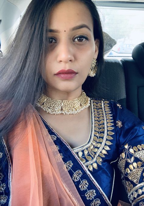 Navy blue lehenga with peach shade odhni, choker set, kept simple elegant look with heavy outfit, minimal makeup and hairdo. #indianwear #traditionals #fashion #style #weddingoutfitideas #bridesmaidsoutfit ideas #indianweddings #sangeetoutfits #stylingideas #indian Makeup Looks Indian, Heavy Outfit, Navy Blue Kurti, Blue Top Outfit, Navy Blue Lehenga, Navy Blue Outfit, Gold Makeup Looks, Outfit Minimal, Blue Lehenga