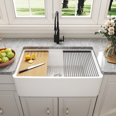 Kitchen Sinks Farmhouse, Farmhouse Kitchen Sink, Apron Sink Kitchen, Farmhouse Apron, Apron Sink, Pull Out Kitchen Faucet, Sink Grid, Farmhouse Aprons, Farm Sink