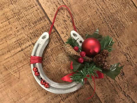 Horse Shoe Christmas, Horseshoe Crafts Diy, Western Christmas Decorations, Horses Christmas, Horseshoe Crafts Projects, Christmas Gift Baskets Diy, Horseshoe Projects, Western Crafts, Horseshoe Decor