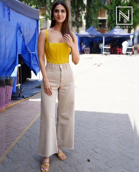 Girls With Broad Shoulders, Jeans For College, Tops For Broad Shoulders, Semi Casual Outfit Women, Of The Shoulder Top, Semi Casual Outfit, Top And Jeans, College Outfit, Bollywood Outfits