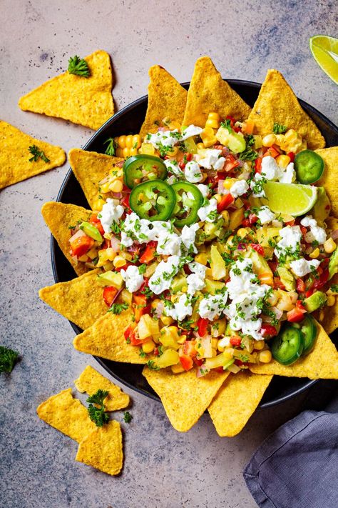 Munchies Chips, Nacho Salat, Greek Nachos, How To Make Nachos, Nacho Chips, Mexican Street Corn Salad, Vegan Nachos, Vegan Chef, Tacos And Burritos