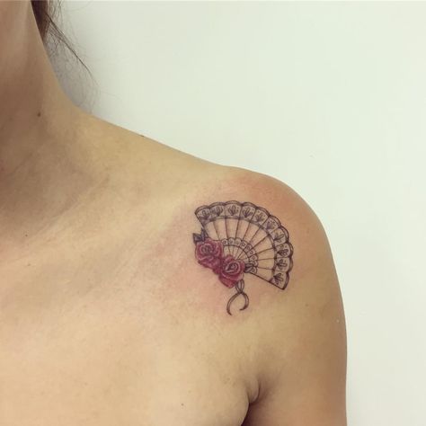 Homenagem da Vanessa pra sua avó 💝 #carlagalvao #tattoo #tatuagem #fineline #leque #love #inspirationtatto #tatuando #espacoalvorada Fan Tattoo Design, Tattoo Artist Tattoo, Fan Tattoo, Om Tattoo, Artist Tattoo, Inspiration Tattoo, Red Ink Tattoos, Tattoo Desings, Hip Tattoo