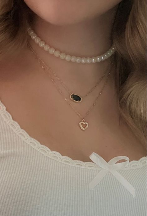 Pear Necklace Aesthetic, Clean Girl Photoshooting Ideas, Clean Girl Necklace, Kendra Scott Necklace Outfit, Kendra Scott Aesthetic, Kendra Scott Necklace Aesthetic, Heart Necklace Outfit, Black Kendra Scott Necklace, Pumpkin Patch Pics