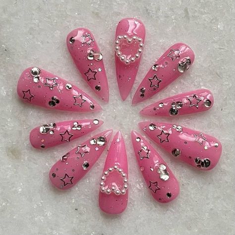 40 Best 2000s Nails to Inspire You Nail Drawing, Airbrush Nails, Accent Nail, Nails White, Pretty Gel Nails, Really Cute Nails, Simple Nail Art Designs, Trendy Nail, Press Ons