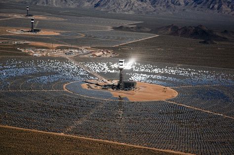 Temperatures around the Ivanpah Solar Electric Generating System's ... Beautiful Universe, Thermal Power Plant, Solar Thermal, Solar Farm, Solar Electric, Solar Projects, Energy Industry, Solar Pv, Renewable Sources Of Energy