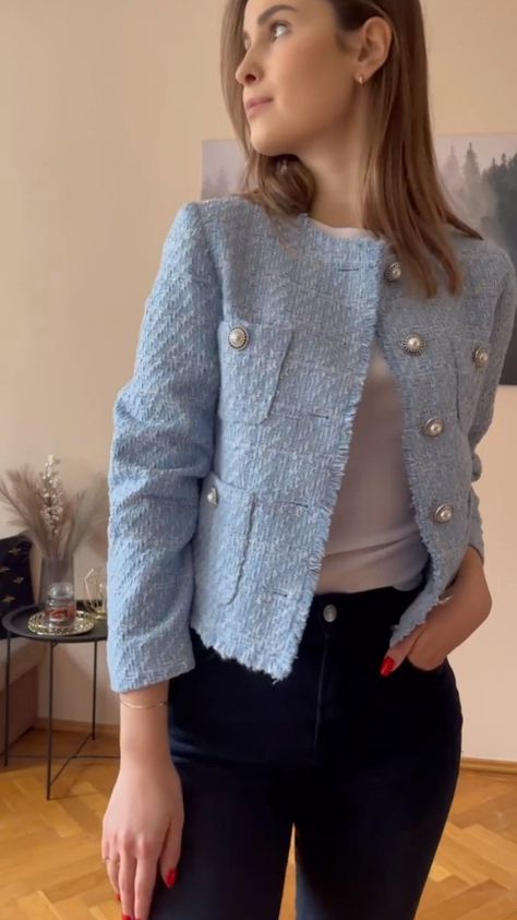 Blue Tweed Cardigan Outfit, Light Blue Tweed Jacket Outfit, Blazer Celeste Outfits Mujer, Cropped Tweed Jacket Outfit, Blue Tweed Jacket Outfit, Light Blue Jacket Outfit, Chanel Jacket Outfit, Tweed Jacket Outfit, Blue Tweed Jacket