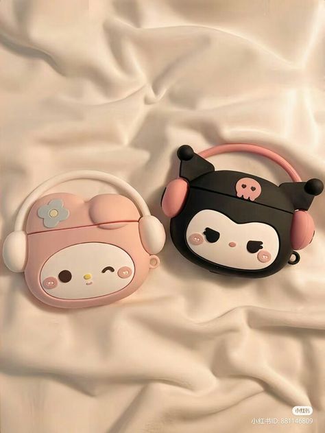 Memory koromi Airpods 2nd Gen, Airpods Pro 2 Case, Cute Airpods, Cute Ipod Cases, Apple Ipad Accessories, Cute Headphones, Friends Cute, Black Kitty, Hello Kitty And Friends