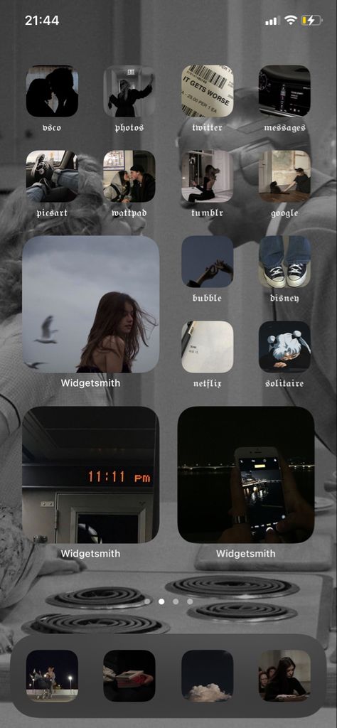 Dark Aesthetic Home Screen Layout, Aesthetic Home Screen Layout, Aesthetic Icons Iphone, Wallpaper Layout, Icona Ios, Phone Apps Iphone, Harry Potter Iphone, Aesthetic Home Screen, Home Screen Layout