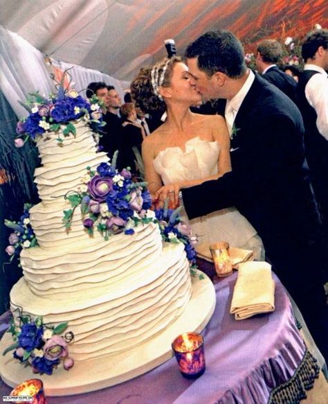 Alyssa Milano Wedding Cake Via 14 Elegant Celebrity Wedding Cakes Stay at Home Mum.com.au Celebrity Wedding Photos, Dinner Gown, Wedding Cake Tops, Amazing Wedding Cakes, Gorgeous Wedding Cake, Celebrity Wedding, Wedding Speech, Cool Wedding Cakes, Gala Events