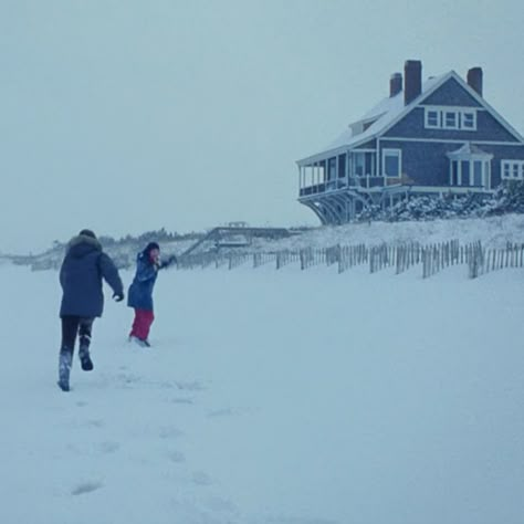 Jim Carrey and Kate Winslet in Eternal Sunshine of the Spotless Mind - 2004 Sunshine Of A Spotless Mind, Meet Me In Montauk, Snow On The Beach, Michel Gondry, Cinema Quotes, Eternal Sunshine Of The Spotless Mind, Indie Films, Jim Carrey, Eternal Sunshine