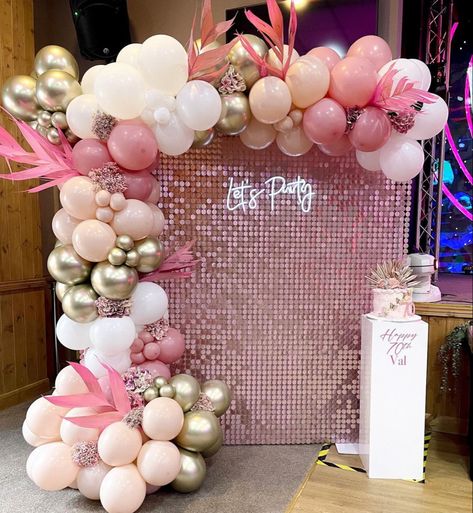 Birthday Decorations With Flowers, 18th Birthday Decorations Pink, Pastel Pink Birthday Theme, 24th Birthday Party Ideas, Birthday Party Backdrop Ideas, Birthday Cake Roses, 18th Birthday Party Themes, 18th Birthday Decorations, 16th Birthday Decorations