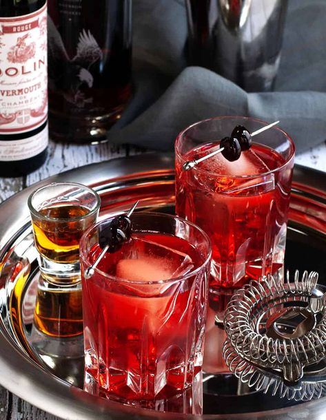 Wondering how to make a Boulevardier Cocktail? You'll see how easy it is with this recipe - a delicious and potent concoction with  bourbon, Campari and vermouth (a twist on the classic Negroni using whiskey instead of gin) #boulevardiercocktail #boulevardiercocktailrecipe #cocktails #craftcocktailrecipe #libations Boulevardier Cocktail Recipe, Classic Negroni, Boulevardier Cocktail, Easy To Make Cocktails, Negroni Cocktail, Frozen Cocktail Recipes, Craft Cocktail Recipe, Boulevardier, Sparkling Drinks