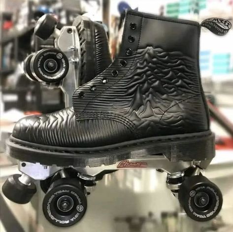 Gothic Roller Skates, Emo Roller Skates, Goth Roller Skates, Custom Roller Skates, Black Roller Skates, Vampire Oc, Skater Girl Outfits Grunge, Custom Skates, Roller Skating Outfits