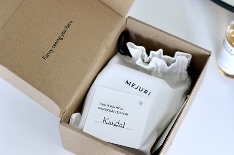 Krissy Deane: Mini Mejuri Unboxing Mejuri Unboxing, Mejuri Packaging, Unboxing Packaging Ideas, Jewellery Packaging Ideas, Jewelry Packaging Ideas, Jewelry Packaging Design, Unboxing Packaging, Jewelry Product Shots, Jewelry Packaging Box