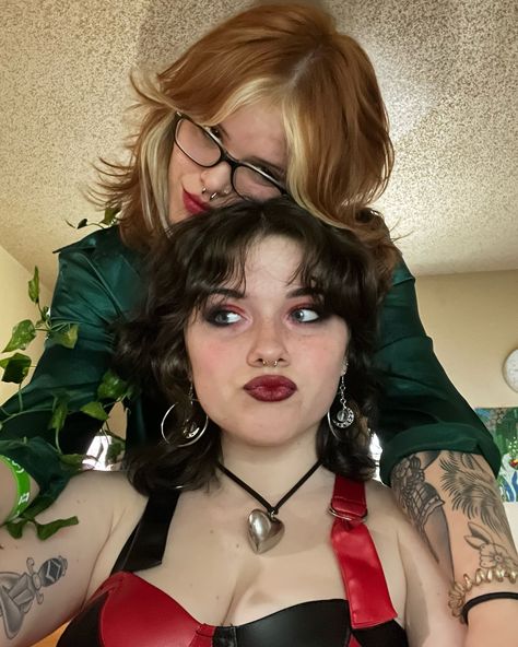 Poison Ivy and Harley Quinn? Nah, leaf and clown. Harley And Ivy Costume, Harley Quinn And Poison Ivy Costume, Wlw Costumes, Wlw Halloween, Poison Ivy Halloween, Poison Ivy And Harley Quinn, Ivy And Harley, Harley Costume, Couple's Costume