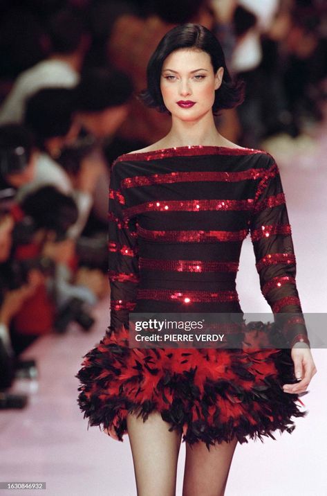 Canadian model Shalom Harlow presents a dress in black lycra striped... News Photo - Getty Images Shalom Harlow Todd Oldham, Supermodel 90s, Todd Oldham, Shalom Harlow, Black Rooster, Chantal Thomass, Canadian Models, Rooster Feathers, Style Goals