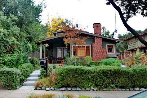 Coastal Apartment Exterior, Airplane Bungalow, Simple House Exterior, California Craftsman, Bungalow Style House, California Bungalow, Bungalow Exterior, Bungalow Homes, Craftsman Exterior