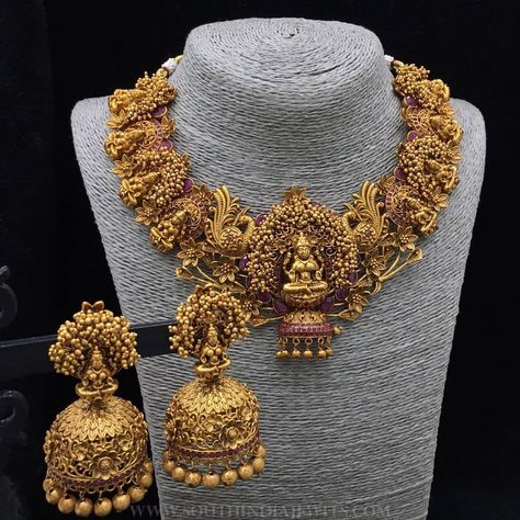 Bold bridal temple necklace set and matching jhumka. For inquiries please contact the seller below. Seller Name : Emblish Instagram : https://www.instagram.com/emblishcoimbatore/ Facebook : https://www.facebook.com/emblishcoimbatore Contact : +91-9994644041 Related Posts160 Grams Gold Neclace With Krishna PendantStone Mango Necklace Set 2017 ModelTraditional Temple Necklace SetAntique Lakshmi Necklace Set22K Gold Temple Lakshmi Necklace from ThangamayilLight Weight Pachi … Temple Jewelry Necklace, Gold Temple Jewellery, Indian Bridal Jewelry Sets, Gold Necklace Indian Bridal Jewelry, Jewelry Set Design, Bridal Necklace Set, Antique Jewelry Indian, Gold Wedding Jewelry, Wedding Jewellery Collection