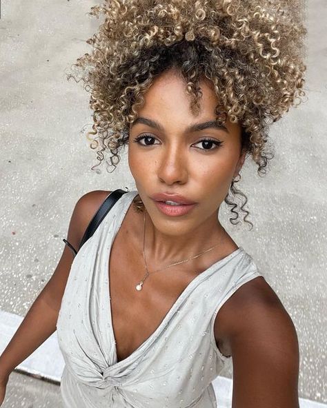 Afro Balayage, Blonde 4a Hair, Afro Blonde Hair, Blonde Curly Hair Black Women, Blond Highlight, Brown Skin Blonde Hair, Afro Hair Color, Natural Hair Highlights, Curly Ombre