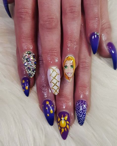 Tangled Nail Art Tangled Nail Art, Classy Disney Nails, Princess Nail Designs, Nail Art Aesthetic, Alice In Wonderland Nails, Disneyland Nails, Disney Inspired Nails, Disney Acrylic Nails, Crazy Nail Art