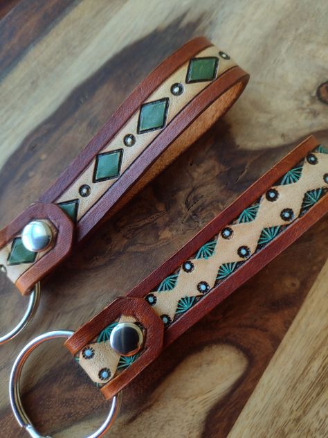 Small Keychains, Leather Belt Crafts, Custom Leather Work, Leather Keychains, Leather Tooling Patterns, Tooling Patterns, Tooled Leather Purse, Unique Keychains, Christmas Treat