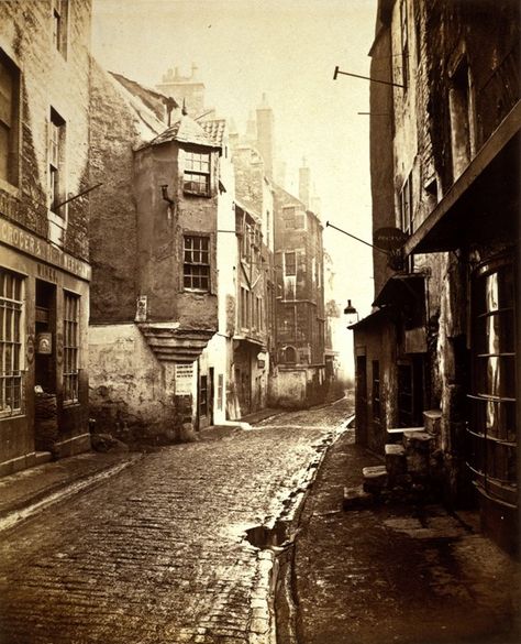 36 Incredible Vintage Photos Capture Daily Life of Scotland From Between the 1840s and 1880s ~ vintage everyday Old Edinburgh, Old Town Edinburgh, Vintage Scotland, Victorian London, Old Street, Old London, Edinburgh Scotland, White Photo, Street Scenes