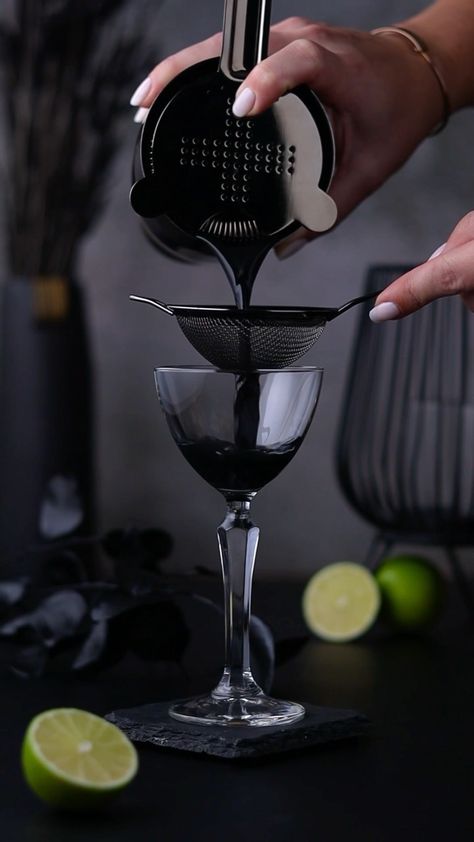 gin.loving.couple on Instagram: 🍸 BLACK GIMLET 6 cl Gin 1,5 cl Lime Juice 1,5 Simple Syrup 1 Bar Spoon Activated Charcoal ================= Measure all liquids into a… Mocktail Glasses, Creative Cocktail Garnishes, Cold Tea Recipes, Easy Gin Cocktails, Themed Cocktails, Fun Drinks Alcohol, Black Food Coloring, Liquor Recipes, Drink Garnishing