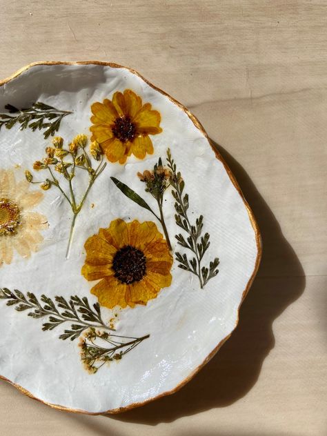 Clay With Dried Flowers, Pressed Flower Clay, Clay Ring Dish, Clay Dish, Clay Inspo, Flower Clay, Pressed Botanicals, Clay Ring, Pressed Flower Crafts