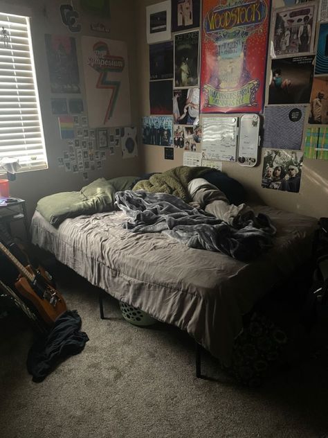 Punk Room, Messy Bedroom, Chambre Inspo, Chill Room, Home Decor Aesthetic, Retro Room, Aesthetic Home Decor, Room Redesign, Messy Room