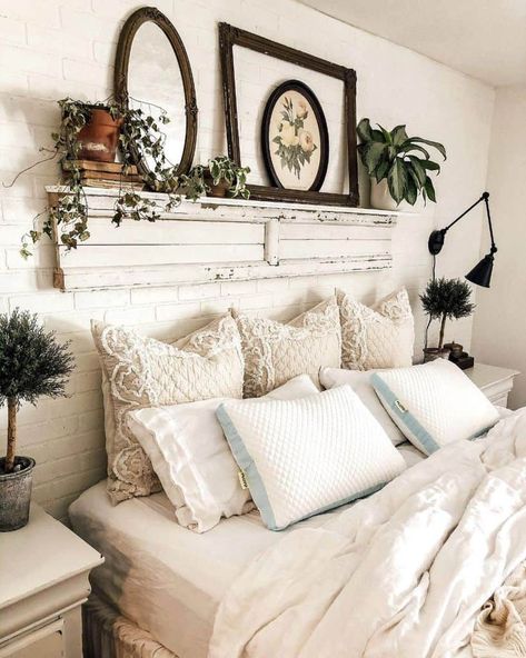 Vintage Farmhouse Bedroom, Rustic Room Decor, Rustic Farmhouse Bedroom, Rustic Bedroom Design, Decorating Bedroom, Rustic Bedroom Decor, Hunting Cabin, Cozy Spaces, Interior Vintage