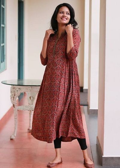 Cotton Kurti Designs Red Kalamkari Kurta, Cotton Kurti Design, Kurti Straight, Printed Kurti Designs, Frock Models, Cotton Dress Pattern, Kurti Cotton, Jacket Style Kurti, Kurta Palazzo Set